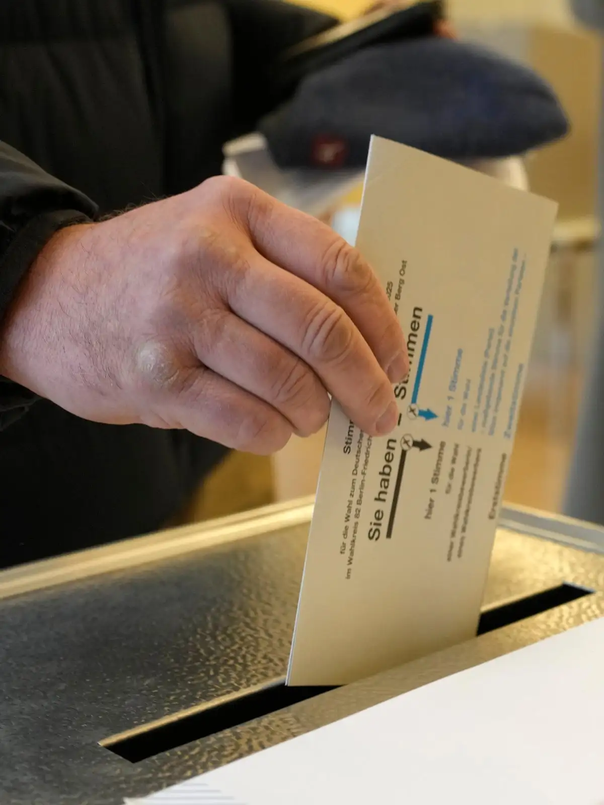 The Latest: Polls open in Germany in crucial general election