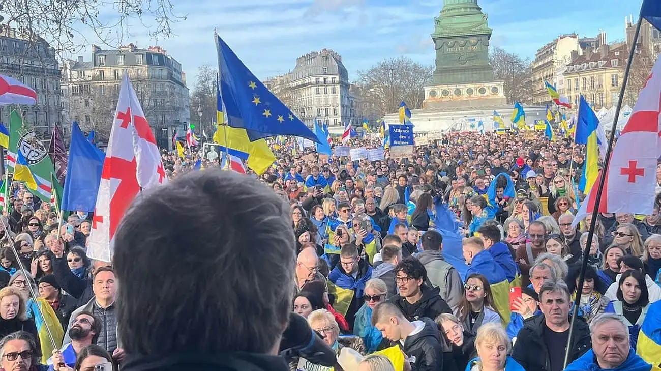 Over 10,000 people gather in Paris in support of Ukraine – photos