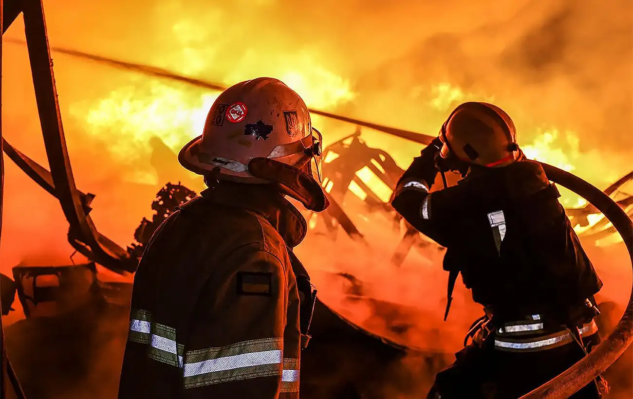 Нічна атака на Київщину: уламки дрона влучили в багатоповерхівку