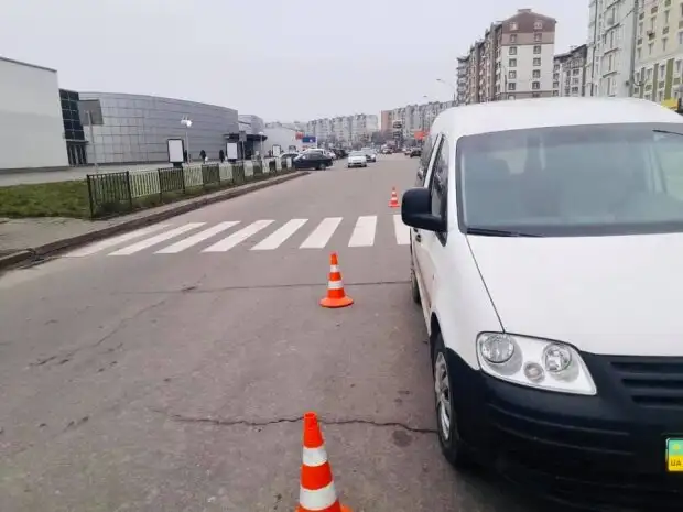 Удар, падіння і наречена: неуважний водій узяв за дружину юну жертву ДТП, батьки навіть раді