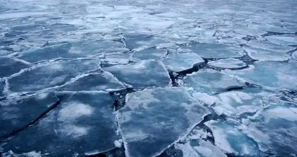 У Черкасах водолази врятували чоловіка та дитину, які застрягли на кризі