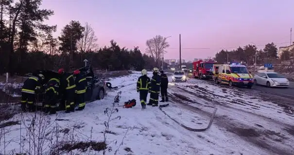 У Києві зіткнулись Toyota та вантажівка Volvo: водія з легковика витягували очевидці