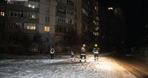 В Сумах у пошкодженій багатоповерхівці знайшли тіло жінки