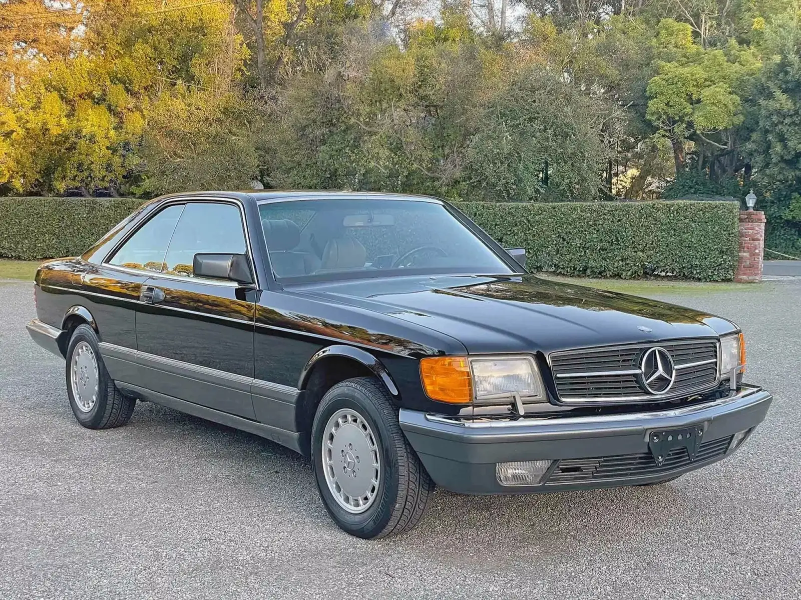 Роскошь из 90-х: обнаружен культовый 35-летний Mercedes W126 в новом состоянии (фото)