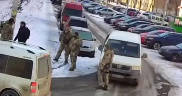 Столкнули с велосипеда и посадили в бус: велосипедист оказался военным в СЗЧ