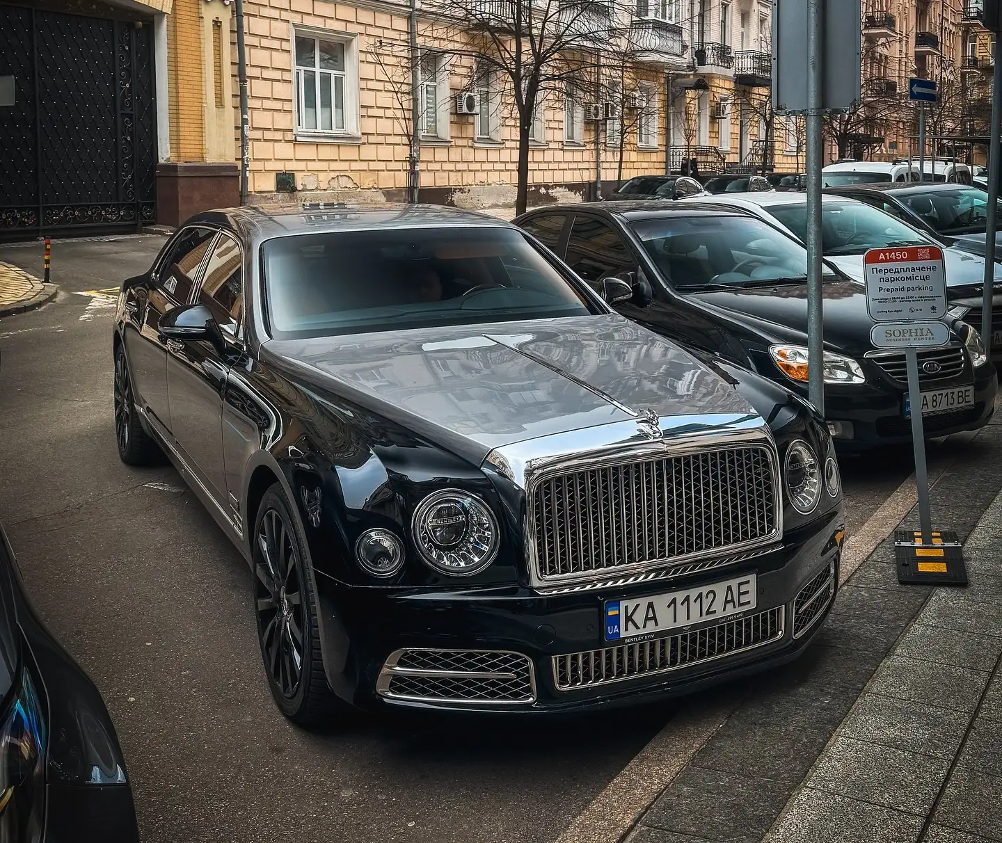 Их изготовили всего 100: в Киеве заметили эксклюзивный седан Bentley за $600 000 (фото)