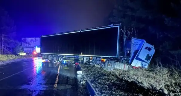 На Львівщині мікроавтобус врізався у фуру: постраждали дві людини