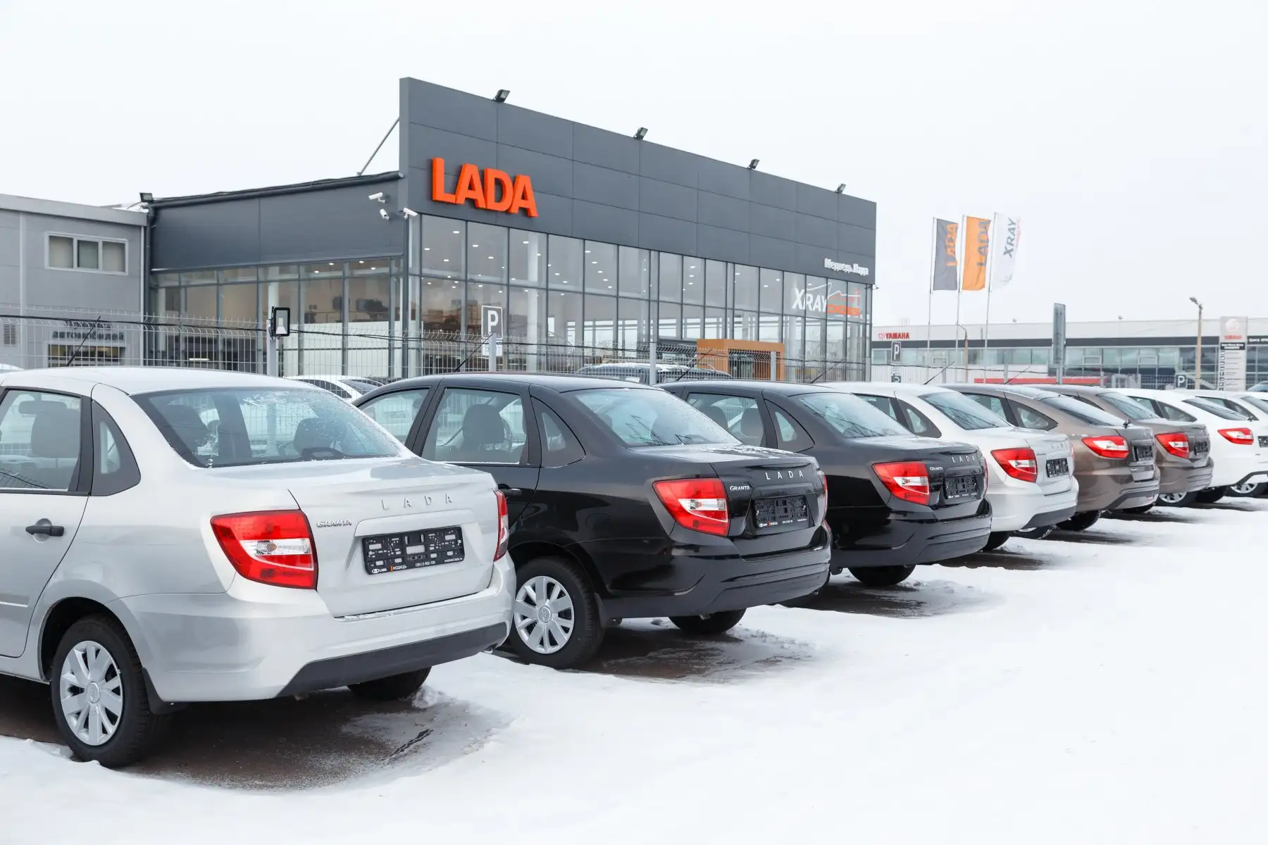 На складах — 100 000 непроданных авто: новые Lada не хотят покупать