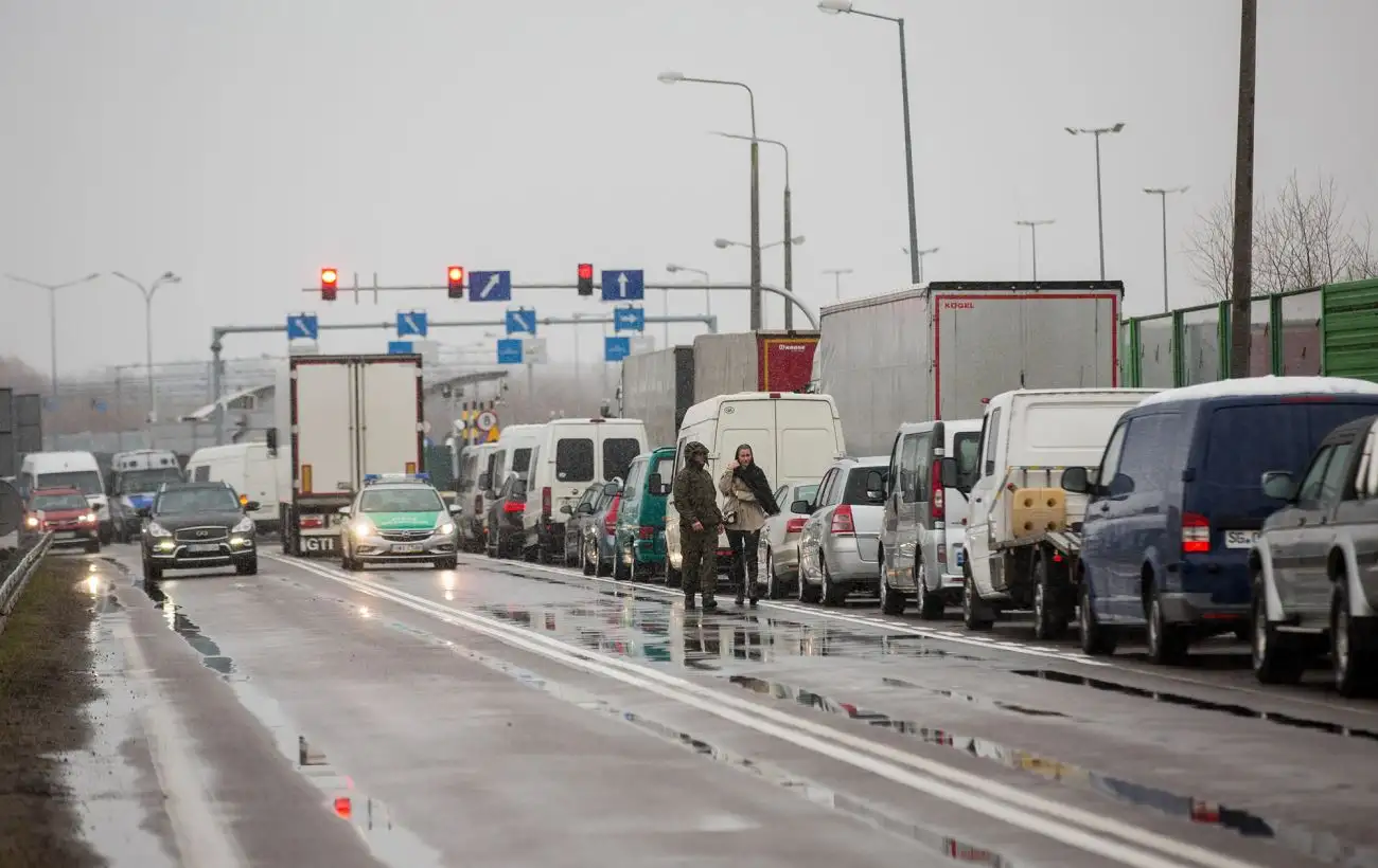 Кабмін змінив правила перетину кордону для перевізників медвантажів і гумдопомоги