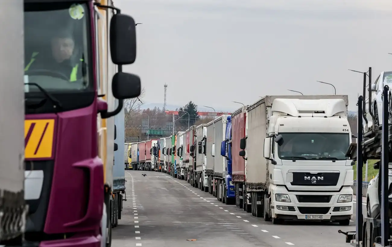 Нові правила виїзду за кордон. Кого з чоловіків стосуються зміни і чи працює "Шлях"