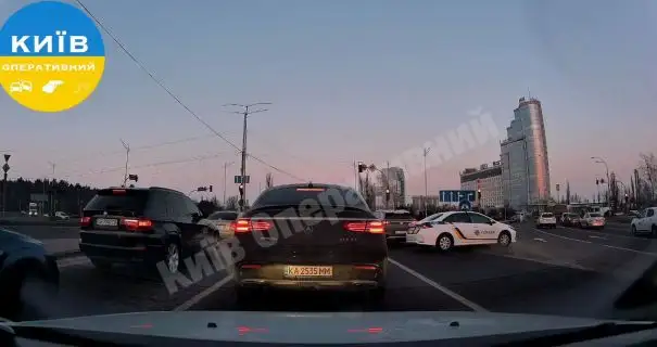 У Києві патрульне авто врізалося у легковик і поїхало з місця ДТП: у поліції відреагували