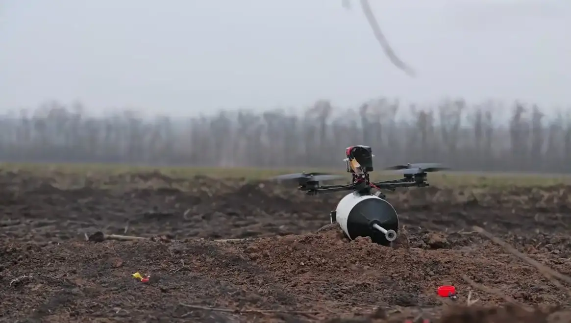 Превратит FPV-дрон в оптоволоконный: для ВСУ создали модуль "Шелкопряд" (видео)