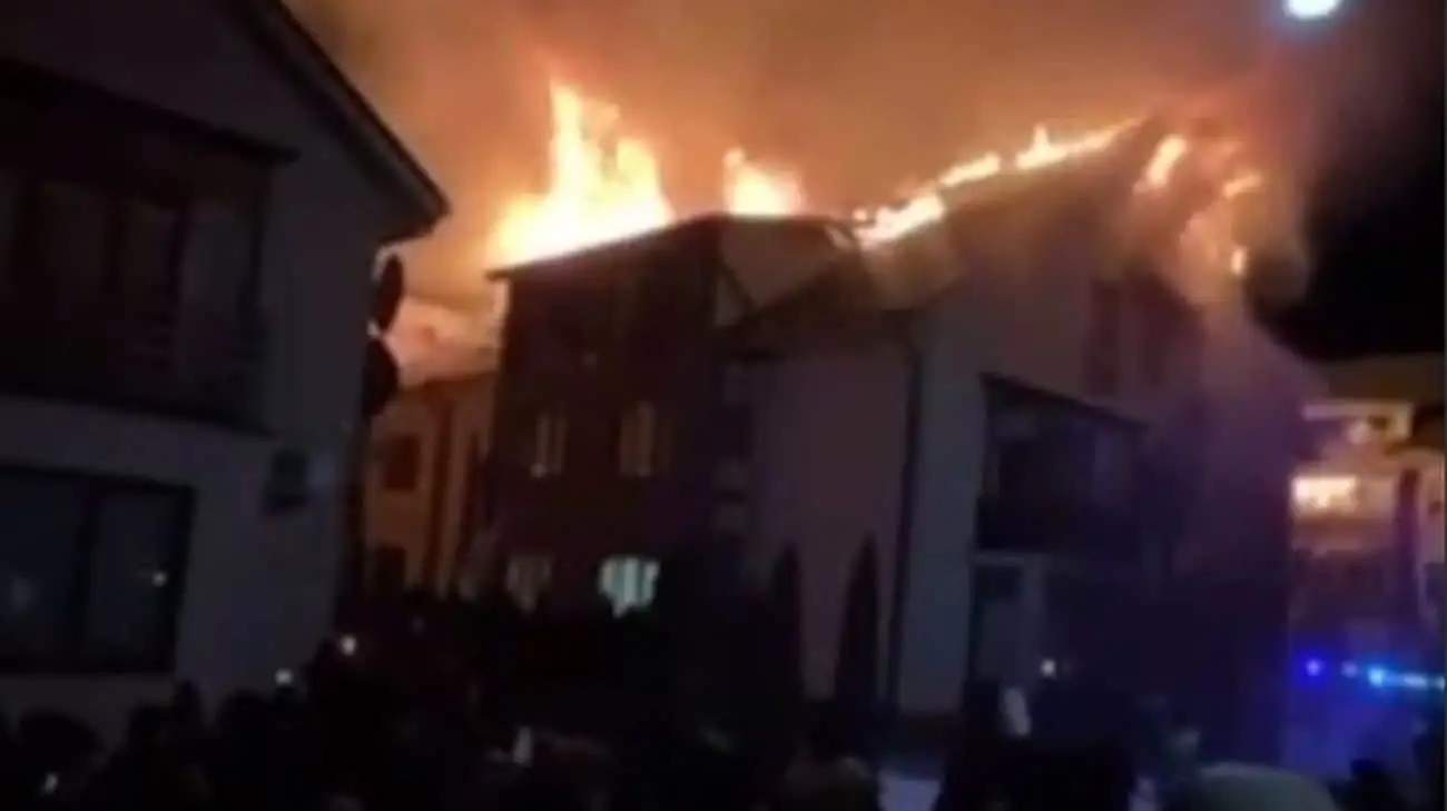 Russians hit high-rise building in Zaporizhzhia, fire breaks out – video