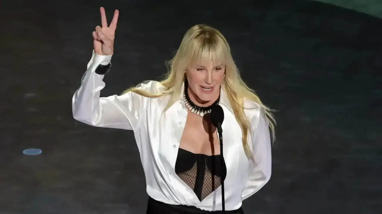 Oscars 2025: Daryl Hannah shouts "Glory to Ukraine" while presenting award to film about a Russian – video