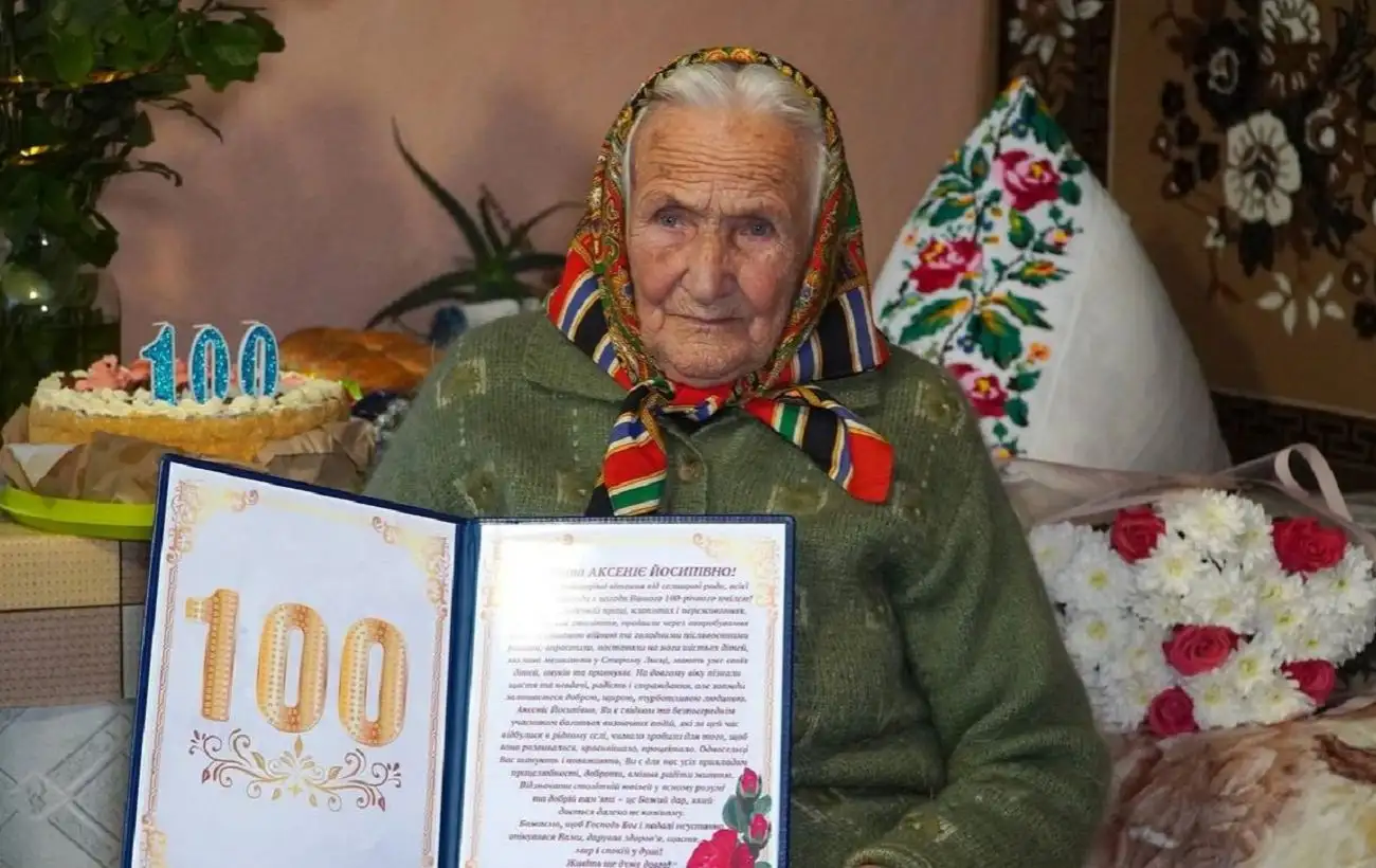 Три секрета долголетия 100-летней украинки, которая сама обрабатывает огород и рубит дрова