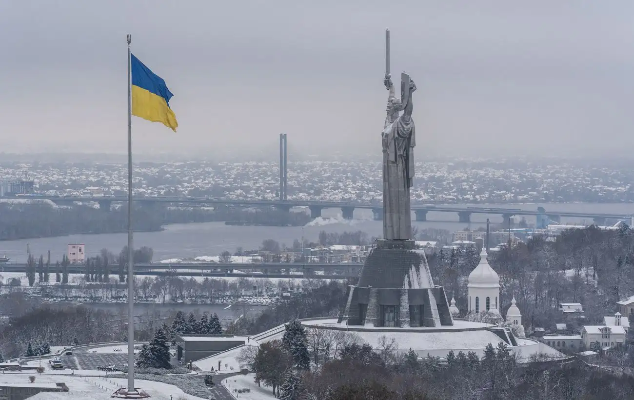 В Киеве приспустили самый большой флаг Украины: что случилось