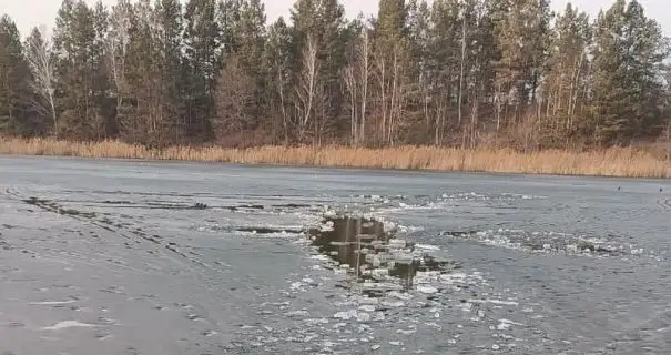 На Житомирщині чоловік ледь не втопився, провалившись під кригу