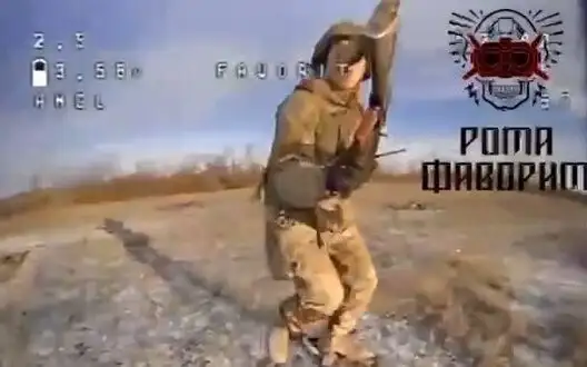 Russian pokes butt of his assault rifle at Ukrainian kamikaze drone flying nearby for last time in his life. VIDEO