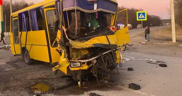 На Львівщині автобус зіткнувся з вантажівкою: є загиблий та понад десяток постраждалих