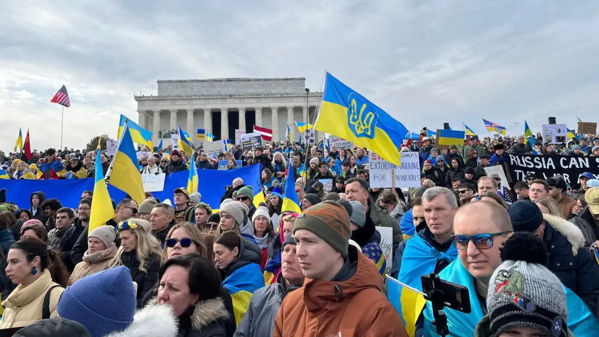 "Кричали "Слава Украине!": Вэнс заявил, что протестующие преследовали его 3-летнюю дочь