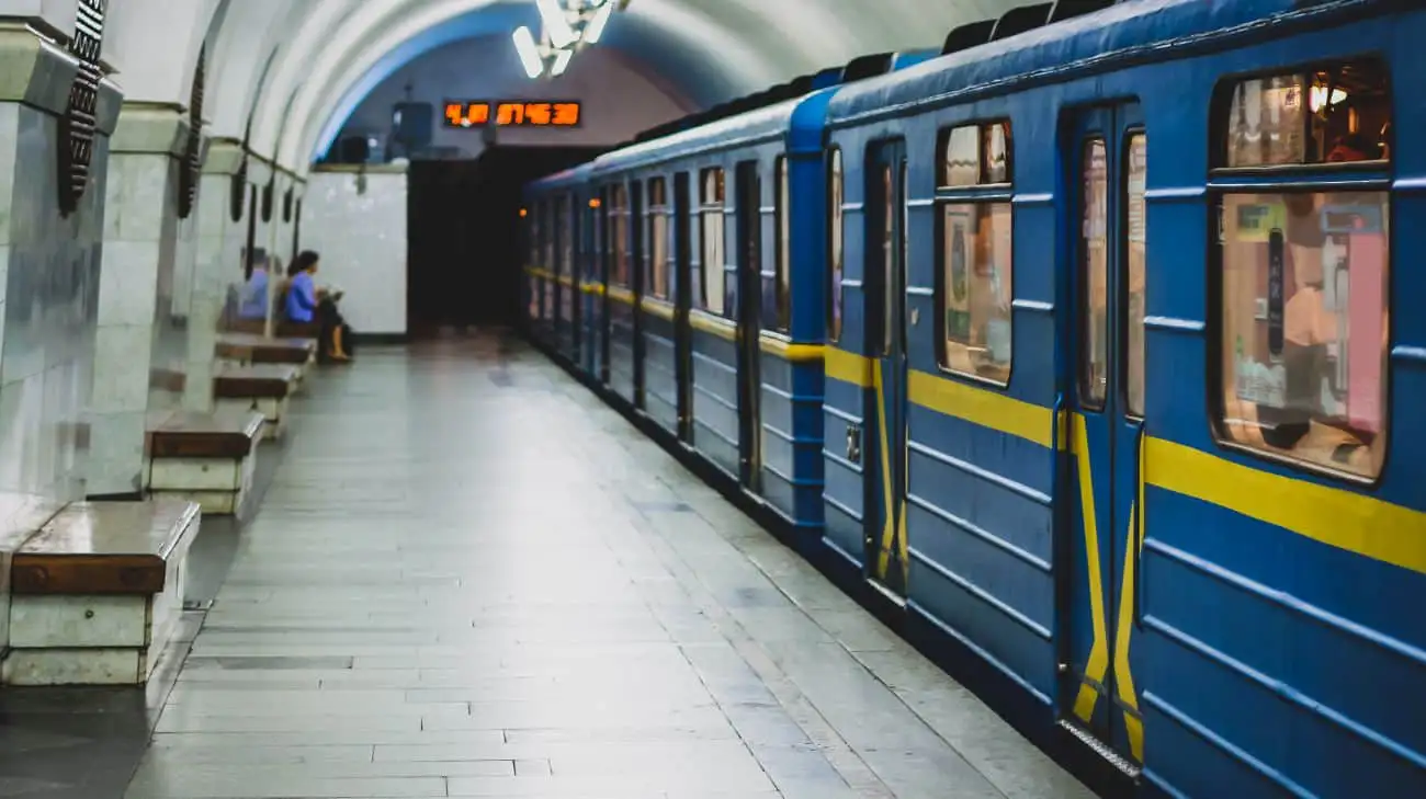 У Києві закрили на вхід три станції метро: пасажир потрапив під поїзд