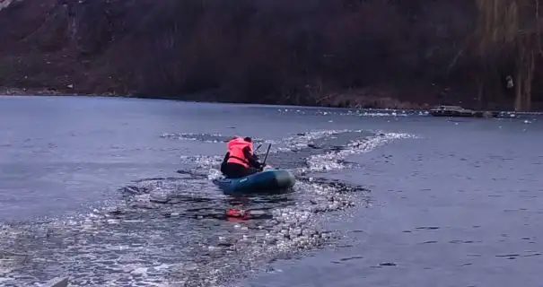 В Виннице двое мужчин провалились под лед