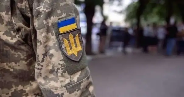 У Хмельницькому двоє чоловіків побили співробітника ТЦК