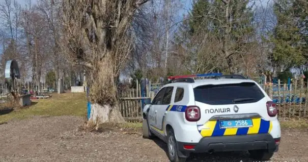 В Одесской области неизвестные обворовали могилы защитников