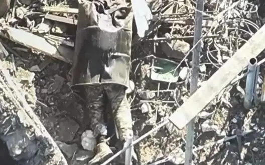 Failed attempt to hide in barrel cost occupier his life. VIDEO