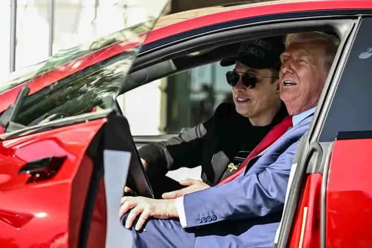 "С ним обошлись несправедливо": Трамп купил у Илона Маска Tesla (видео)