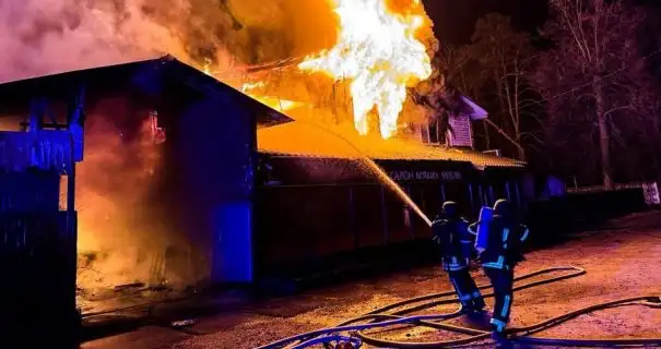 Нічна атака дронів на Київщину: загорівся меблевий магазин, пошкоджені житлові будинки