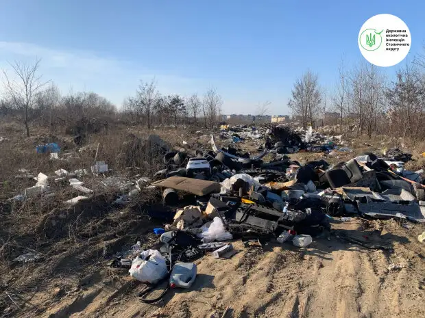 Госэкоинспекция обнаружила масштабную свалку в Святошинском районе Киева и требует немедленной уборки