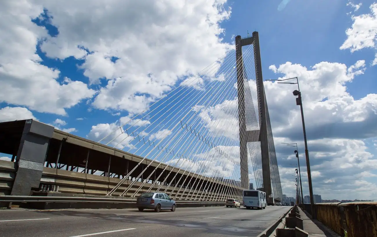 У Києві частково відновили рух для автівок Південним мостом