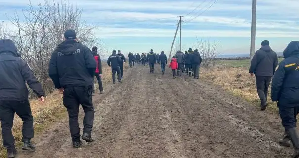 На Вінниччині розшукали трирічного хлопчика: дитину усю ніч зігрівав пес