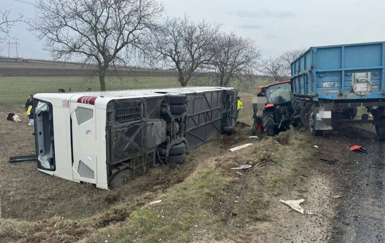 На півдні Молдови автобус "Одеса-Кишинів" зіштовхнувся з трактором (фото)