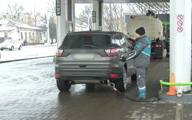 Бензин падає в ціні, але АЗС приховують важливу деталь: чому водіям не дозволяють заощадити