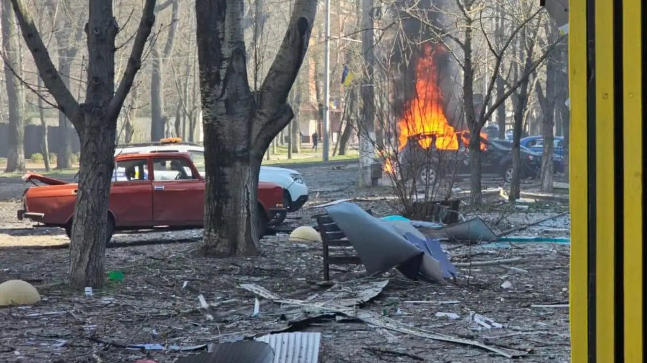 Росіяни вдарили керованою авіабомбою по центру Херсона – постраждав місцевий