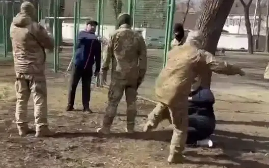 In Kharkiv, men in balaclavas and military uniforms are beating civilians and firing pistol: ’Why f#ck are you beating people!?’ — ’Why is he running!?’. VIDEO