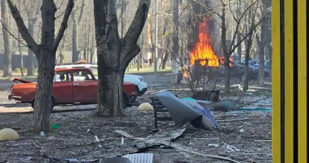 Оккупанты ударили авиабомбой по центру Херсона: фото и видео последствий