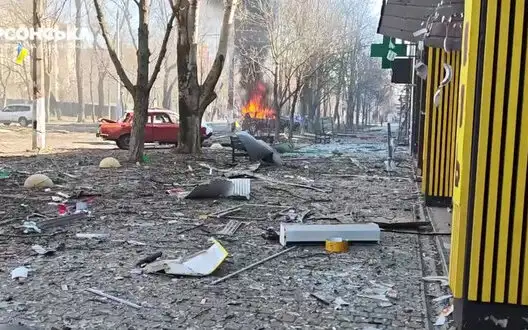 Russians dropped GAB on Kherson city centre: man was wounded, medical facility, shops, offices and cars were damaged. VIDEO