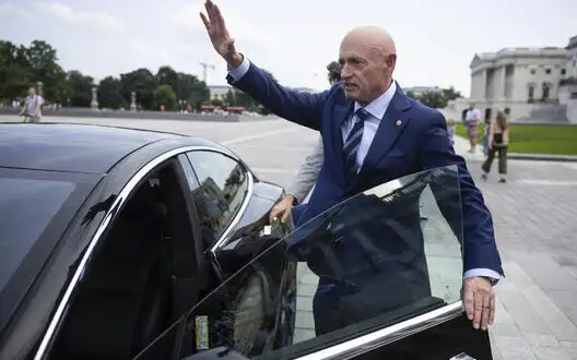 US Senator Kelly gives up his Tesla after a dispute with Musk over Ukraine