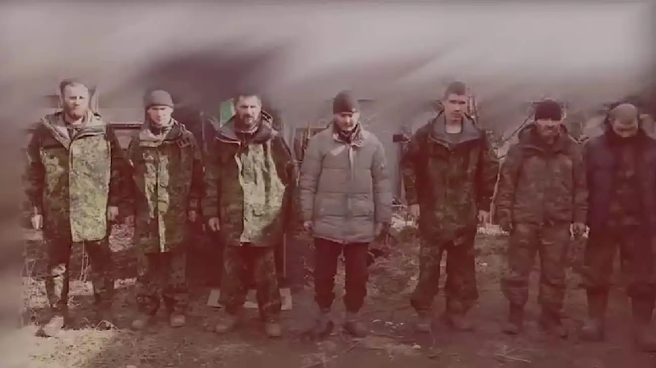 Ukrainian paratroopers take 8 Russian soldiers prisoner in Kursk Oblast – video