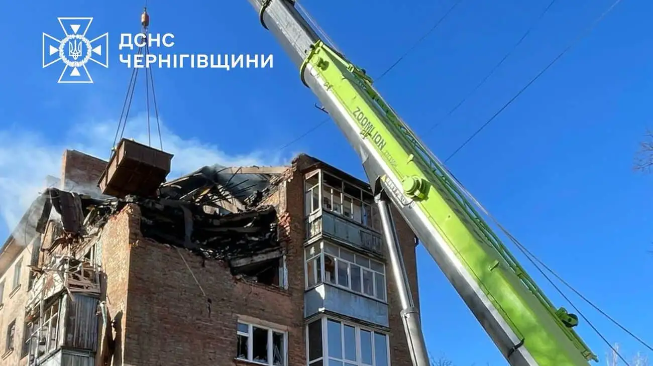 Rubble clearance completed in Chernihiv after Russian attack on apartment building: one person injured