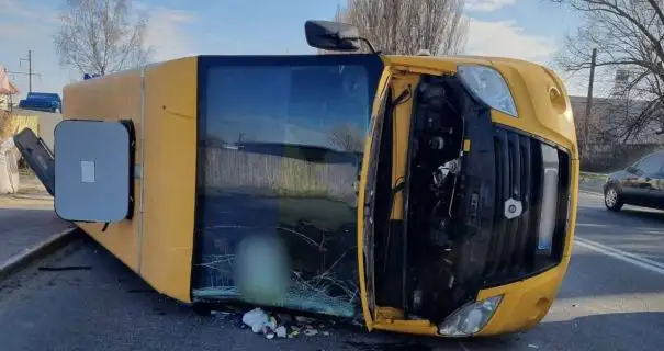 Під Києвом перекинулась маршрутка: постраждали 5 пасажирів