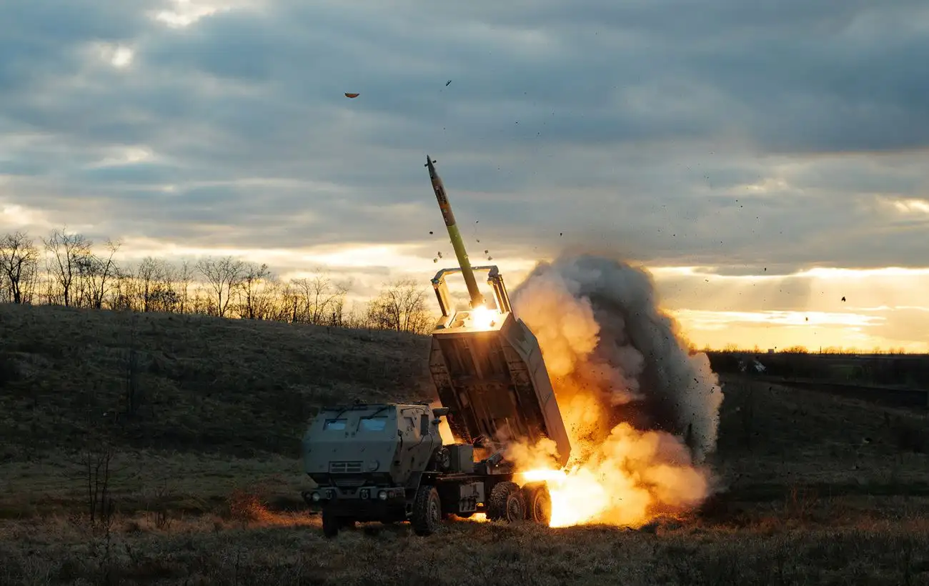 HIMARS уничтожил бронетехнику вместе с мастерской морпехов РФ (видео)