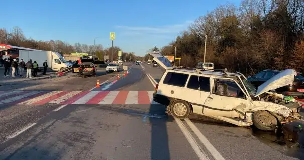 На Львовщине столкнулись два автомобиля: пострадали шесть человек