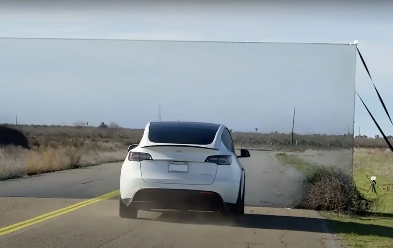 Водитель проверил, врезается ли Tesla в стену, замаскированную под дорогу: результат шокирует!