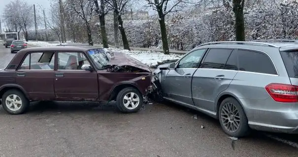 Стало плохо за рулем: во Львове в ДТП пострадали два человека