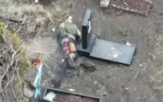 Occupier with burnt arse crawling between graves in cemetery and dies after another drone strike. VIDEO