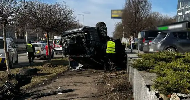 У Києві Lexus влетів у відбійник та перекинувся: загинули дві людини